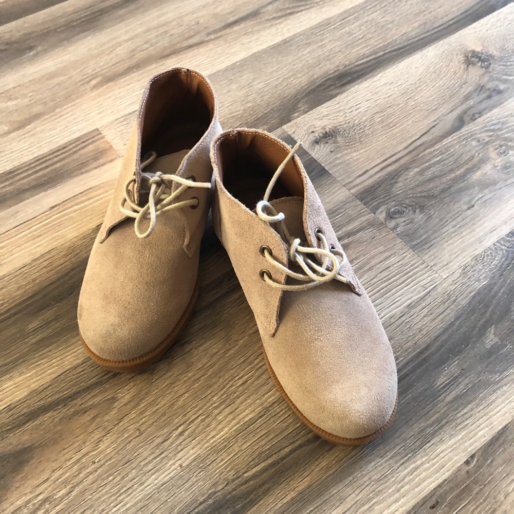 Boys size 12 suede Vince Camuto lace up shoes